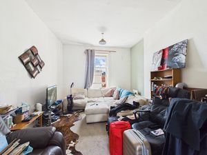 Flat 4- click for photo gallery
